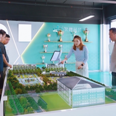 西安經開區考察團一行蒞臨蘇州智擊體育